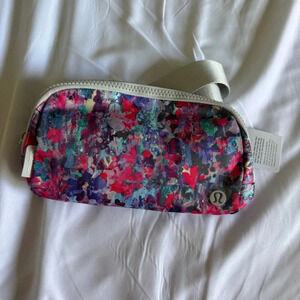 🆕💐 Lululemon Everywhere Belt Bag - Flower Glide Multi Vapor
